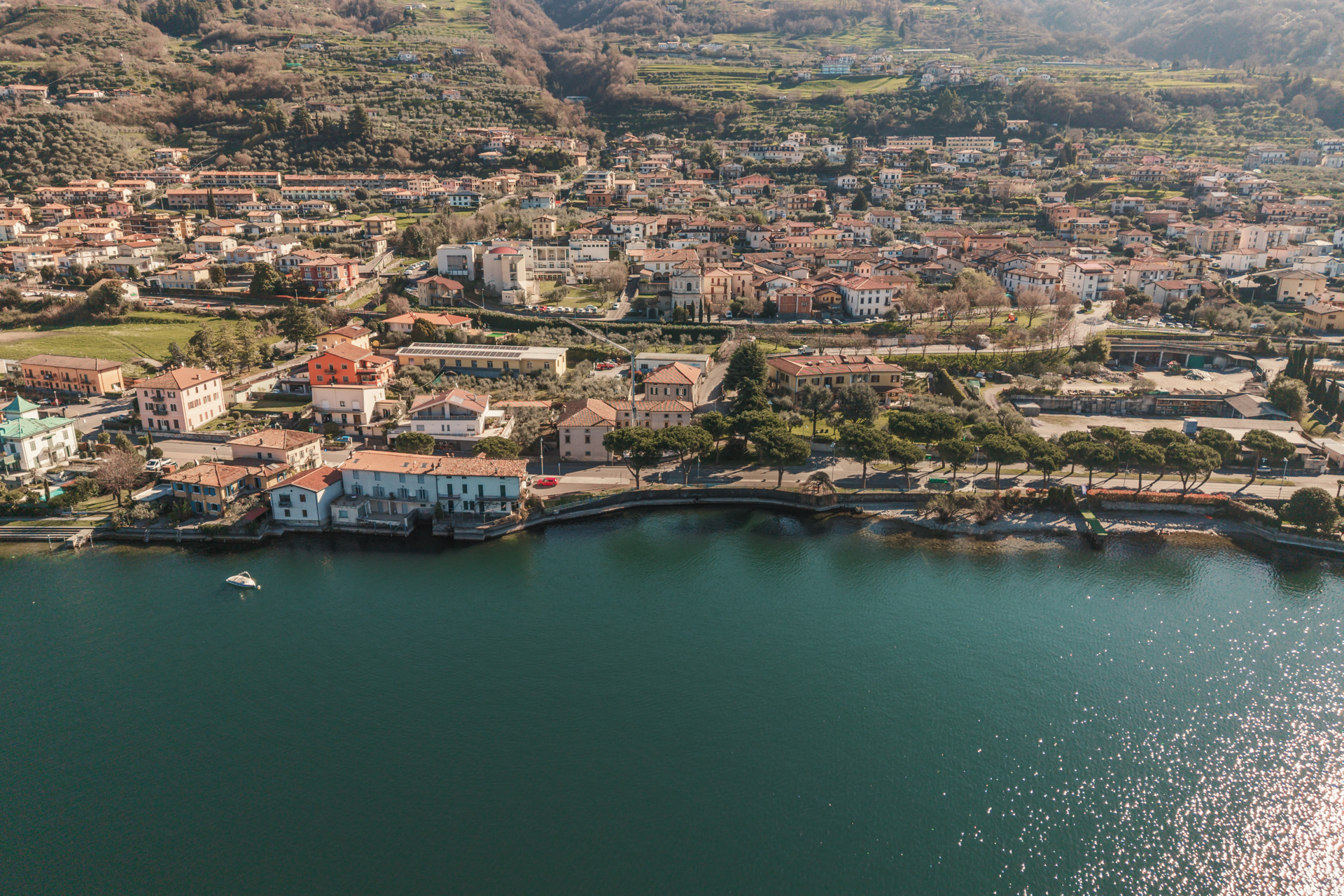 Veduta aerea di Sale Marasino sul Lago d'Iseo